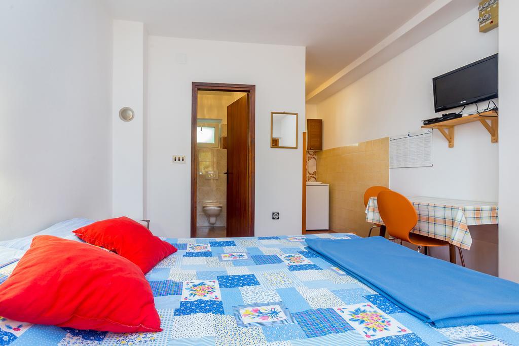 Apartments Nevenka Крк Екстер'єр фото